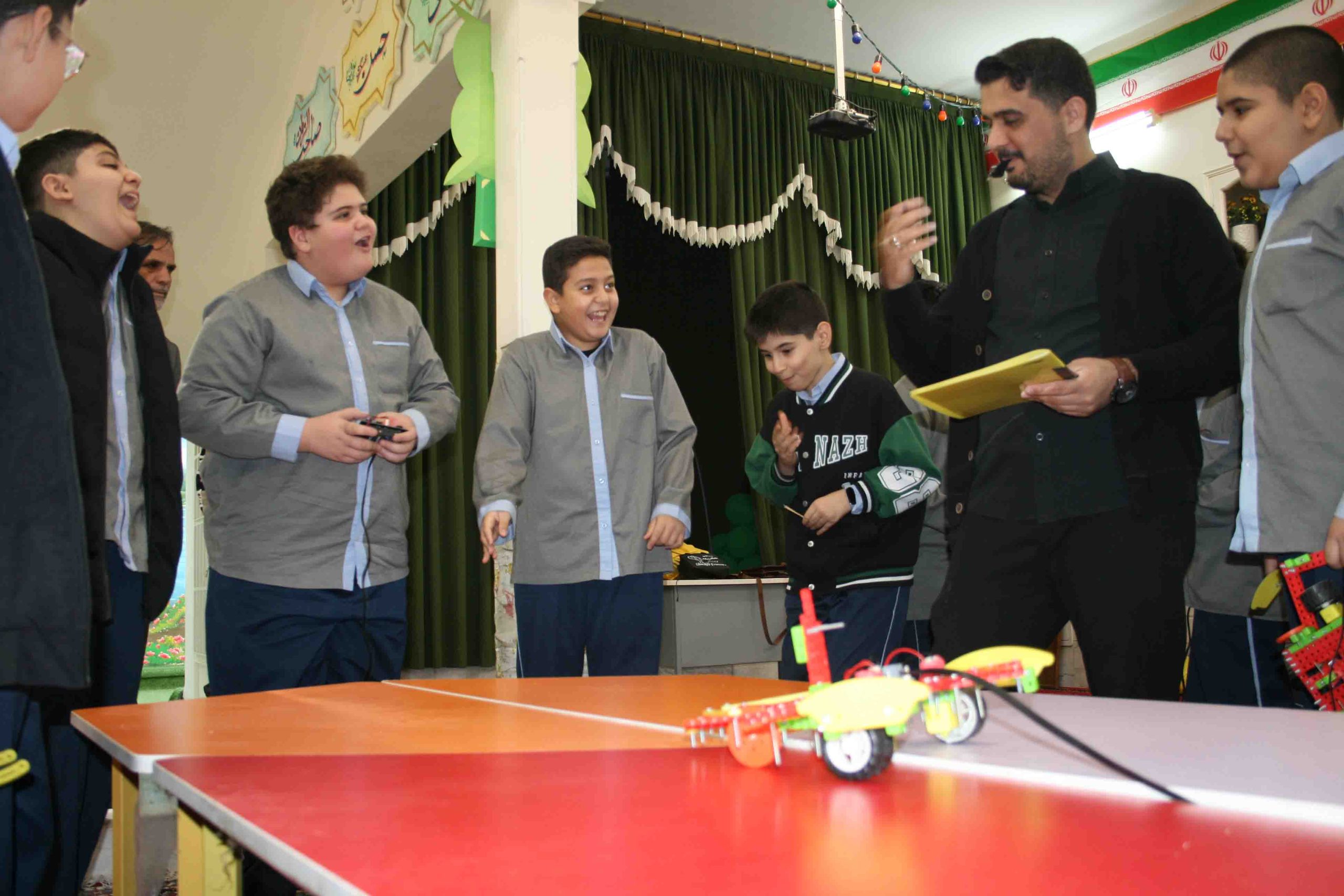 رباتیک-دبستان-روزبه-قم