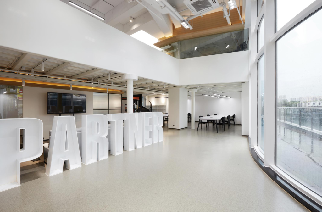 ویژگی‌های فضای داخلی ساختمان اداری تجاری